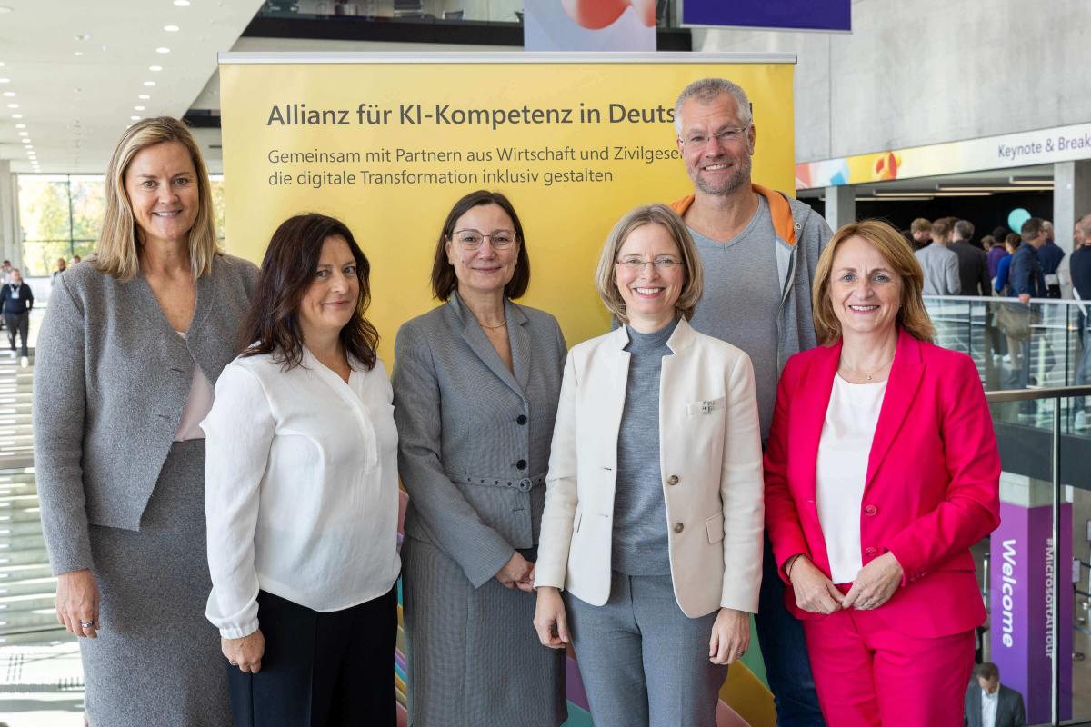 Ziel der „Allianz für KI-Kompetenz“ ist es, Deutschlands Arbeitnehmerinnen und Arbeitnehmer gemeinsam fit für die Arbeit mit künstlicher Intelligenz zu machen. Daran maßgeblich beteiligt ist auch Daniela Todorova (3. v. l.)